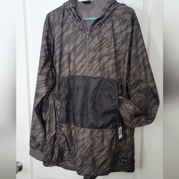 Under Armour Men's XL. NWT. Hooded